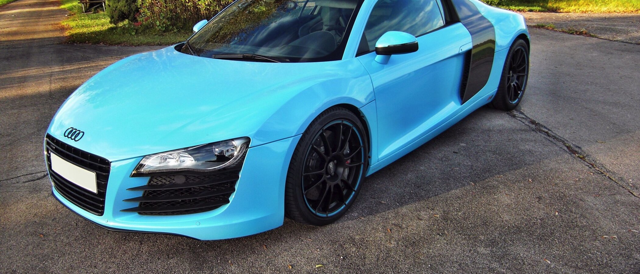 R8 in Blau