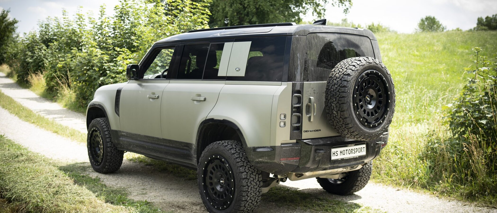 Land Rover Defender mit Twin Monotube AT in 20 Zoll